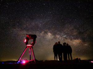 מזמינים אתכם להזדמנות ייחודית לחוות את קסם המדבר בלילה, תחת כיפת השמיים המרהיבה.